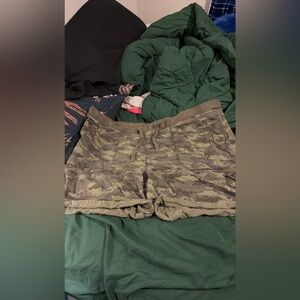 Terra & Sky Green Camo Women's Cargo Shorts